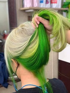 #blackhairwithblondemoneypiece Creative Hair Dye, Orange Green Hair, Hair Dye Designs, Orange And Green Hair, Green And White Hair, Κούρεμα Bob, Fishtail Braid, Pretty Hair Color, Hair Color For Women