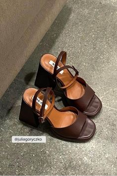 Heels Brown, Skandinavian Fashion, Estilo Hippie, Funky Shoes, Brown Shoes, Shoe Inspo, Aesthetic Shoes, Fall Fits