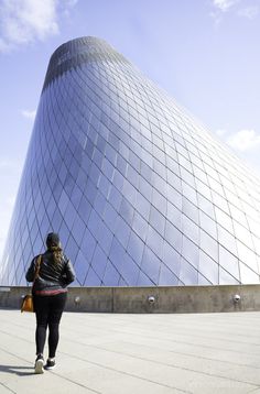 a woman walking in front of a building with the words pnw local's guide to tacoma, wa