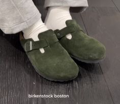 Green Berkinstocks Outfit, Green Boston Clogs, Birkenstock Clogs Green, Green Birkenstock Clogs Outfit, Green Birkenstock Clogs, Suede Mules Outfit, Boston Clogs Outfit, Birkenstock Clogs Outfit, Birkenstock Boston Outfit