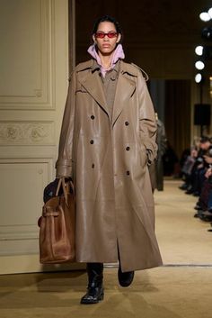 Deze 4 soorten winterjassen mogen niet ontbreken in je kast Trench Coat Runway, New York Romance, Coat Runway, Facing Reality, Affordable Swimsuits, Dramatic Dresses, 2024 Runway, Sheer Dresses, Fall 2024 Fashion