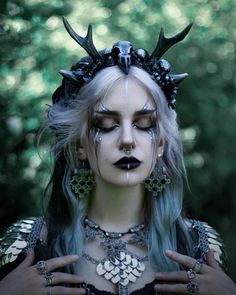 Silver Armor, Gold Armor, Strega Fashion, Fairy Cosplay, Creepy Halloween Makeup, Fairy Makeup, Dark Fairy, Halloween Make Up