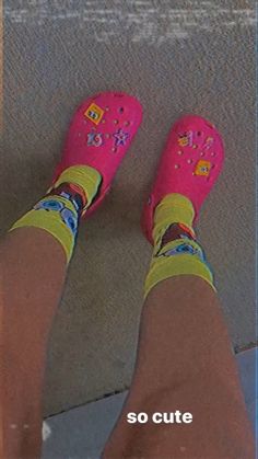 Casual Fashion Plus Size, Croc Outfits, Crocs Aesthetic, 2022 Shoes, Crocs Fashion, Shoes Cute, Chill Outfits, Girly Shoes, Aesthetic Shoes