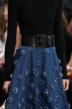 Michael Kors Collection Spring 2025 Ready-to-Wear https://www.vogue.com/fashion-shows/spring-2025-ready-to-wear/michael-kors-collection/slideshow/collection#30 Denim Fashion Runway, 2025 Trends, Jeans Pattern, Patterned Jeans, Womens Denim, Old Jeans, Michael Kors Collection, Vogue Runway