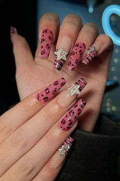 Long Nail Designs Aesthetic, Cool Nails Y2k, Black Nail Y2k, Y2knails Ideas, Creative Pink Nails, Victoria Secret Nails Designs, Y2k Nails Black And Pink, Pink And Black Cheetah Nails, Y2k Nails Acrylic Almond