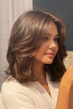 Middle Part Butterfly Cut Middle Part Feathered Hair, Middle Length Hair Styles Ideas, Side Part Haircuts Women, Mid Length Hair With Layers Middle Part, Middle Part Haircuts Women, Butterfly Cut Mid Length Wavy Hair, Medium Length Butterfly Haircut, Middle Hair Cut, Middle Length Haircut