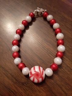 Super cute beaded bracelet with a peppermint bead in the center. Cute Beaded Bracelet, Clay Bead Bracelet, Christmas Clothes, Christmas Patterns, Clay Bead, Christmas Bracelet, Christmas Jewelry, Christmas Pattern, Pink Christmas