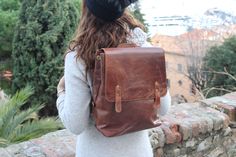 🌟 Handcrafted robust brown or black leather backpack for 13-inch laptop - BACKPACK VINTAGE 🌟 Discover the robust brown or black leather backpack with minimalist style, handmade and named BACKPACK VINTAGE. It features multiple pockets and accommodates A4 documents and a 13-inch laptop, combining retro elegance with modern functionality. ✨ Key Features: Material: 100% natural leather Dimensions: 31 x 31 x 6 cm Closure: Button Interior: 1 compartment, 1 laptop sleeve, 2 zippered pockets, 1 phone Vintage Student Backpack, Brown Leather Student Backpack, Classic Leather Backpack For Students, Brown Study Backpack, Brown Backpack For Study, Backpack University, Backpack Vintage, Brown Leather Backpack, Satchel Backpack