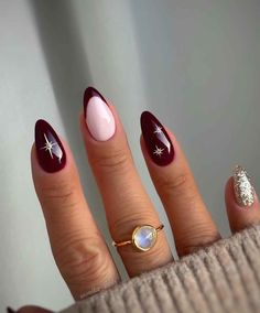 20 Chic Minimalist Christmas Nail Designs - The Mood Guide