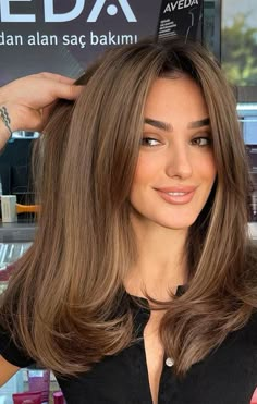 Brown Hair For Morena, 2023 New Hairstyles, Brown Toffee Hair, Hair Color Ideas Global, Light Brown Hair 2023 Trends, Trending Hair Colour For 2023, Morena Hair Color Highlights, Global Hair Color With Balayage, New Hair Colour Trend 2023