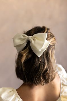 The Emmaline Ivory Satin Short Hair Bow features ivory satin fabric, a two layered design, and a clasp closure. Short Hair Bow, 60s Short Hair, Hair Stail, Short Hair Accessories, Short Bridal Hair, Satin Hair Bow, Short Hair Bride, Short Blonde Bobs, Short Satin