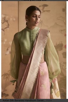 Saree Wearing, Saree Wearing Styles, Fashionable Saree Blouse Designs, Modern Saree, Indian Saree Blouses Designs, Ladies Blouse Designs, Elegant Blouse Designs, Traditional Indian Outfits, Saree Blouse Designs Latest