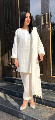 Short Kamiz Pakistani, Pakistani White Kurti, Pakistani Short Suits, White Kamiz Outfit, Short Suit Outfit Women Indian, White Short Kurti Outfit, White Eid Outfit, Pakistani Dresses Casual Simple Stylish