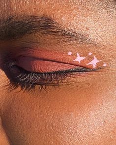 Deep Pink Eyeshadow, Lover Era Makeup, Simple Graphic Eyeliner, Simple Graphic Liner, Lover Fest, Liner Ideas, Simple Prom Makeup