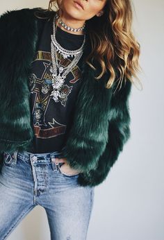 SANNE ALEXANDRA Green Fur, Look Rock, Influencers Fashion, Carrie Bradshaw, Style Crush, Mode Inspiration, Edgy Fashion, Look Cool