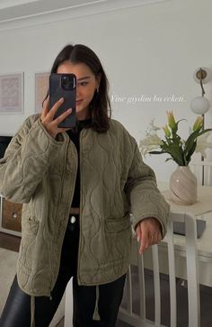 An oversized parka, perfect for those looking for comfortable and fashionable outerwear Zara Quilted Jacket Outfit, Utility Jacket Outfit, Quilted Jacket Outfit, Australia Style, Trendy Outfit Inspo, Mode Hijabi, Autumn Fits, Woman Suit Fashion, Mode Ootd