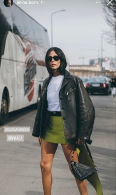 Jean Skirt Night Out Outfit, Going Out Street Style Night, M Size Outfits, City Looks Outfit, Vogue Outfits Fashion, Heeled Mules Outfit, Black Miniskirt Outfits, Edgy Chic Outfits, Night Concert Outfit