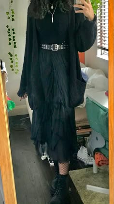 Gothic Modest Outfits, Witchy Outfits Aesthetic Casual, Alt Church Outfits, Formal Goth, Simple Gothic Outfits, Grunge Dress Formal, Chic Edgy Outfits, Goth Outfits Winter, Outfit Grunge