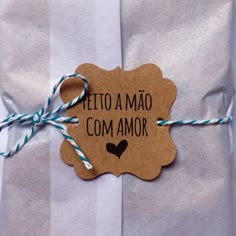 a tag that says tetto a mao com amor tied to a package