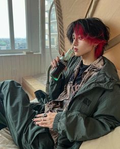 Red Hair Boy, Short Dyed Hair, Red Hair Men, Black Red Hair, Dyed Hair Men, Short Grunge Hair, Look Grunge, Split Hair, Hair Inspiration Short