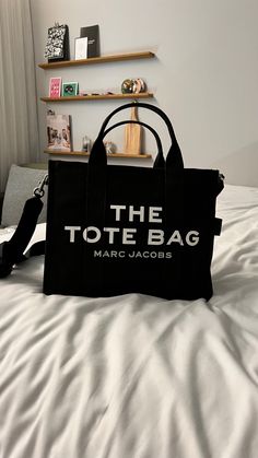 The Tote Bag Aesthetic, Marc Jacobs Tote Bag, Stile Blair Waldorf, Everyday Bag Essentials, Tote Bag Aesthetic, Medium Tote Bag, Marc Jacobs Tote