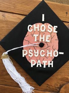 ¿Quieres destacar en tu día de graduación? Revisar la . mejores ideas de gorro de graduación que seguramente llamarán la atención al salir de este capítulo de su vida ... Psychology Graduation Cap, Psychology Graduation, Diy Graduation Decorations, Creative Graduation Caps, Graduation Cap Ideas, College Grad Cap Ideas, Graduation Cap Decoration Diy, High School Graduation Cap, College Graduation Cap Decoration