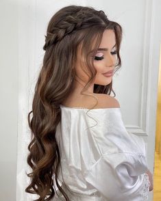 Hairstyle For Free Hair, Cuttings For Long Hair, Wedding Hair With Braid Down, Down Styles For Long Hair, Side Part Hairdo, Hairstyle Ideas Wedding, Quince Sister Hairstyles, Hair Do Inspiration, Wavy Hairstyles Braid