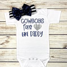 Your little one will look adorable in this fun and festive team football outfit! Your choice of purchasing just the bodysuit,  or the bodysuit and bow.  I use Laughing Giraffe bodysuits and they fit true to size with room to grow.  Short and long sleeve options available 2T thru 5T sizes will be short sleeve t-shirts Need a different team/colors? Please message me for a custom listing! White Short Sleeve Onesie For Game Day, Cowboys Outfits, Baby Football Outfit, Dallas Cowboys Outfits, Baby Football, Football Outfit, Dallas Cowboys Baby, Baby Olivia, Bodysuit Outfit