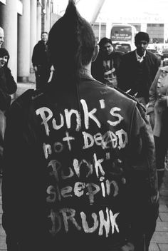 Punk is not dead Punk's sleepin' drunk 1970s Punk, Punks Not Dead, Walking Down The Street, Arte Punk, Punk Aesthetic, Quote Of The Week, Punk Rocker