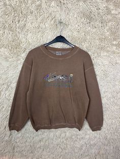 Vintage sweatshirt with round neck and embroidery on the left chest. Soft, medium-thick fabric. Colors: Brown, Blue, Green, White, Black, Yellow, Red Material: 90% cotton, 10% polyacrylic Size L Please note the dimensions! Length: 69cm Width: 54 cm Arm length from collar: 79 cm If you have any questions or need further information, just write to me : ) Colors Brown, Write To Me, Thick Fabric, Vintage Sweatshirt, Pullover Sweater, Pullover Sweaters, Sweat Shirt, White Black, Gender Neutral