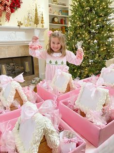 Traditional Christmas Party, Gingerbread House Icing, Tree Decorations Diy, Champagne Margaritas, Pink Christmas Tree Decorations, Gingerbread House Candy, Decorating Ideas Christmas, Mini Gingerbread House