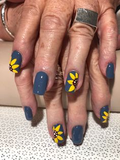 Wedding Reception Nails, Green Nails With Sunflower, Sunflower Accent Nails, Teal Sunflower Nails, Summer Sunflower Nails, Blue Sunflower Nails, Sunflower Gel Nails, Sunflower Nails Acrylic, Maui Nails