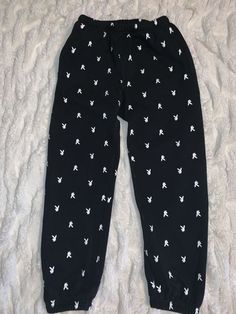 Playboy Outfits, Playboy Sweatpants, Cute Sweatpants Outfit, Outfits Comfy, Cute Pants