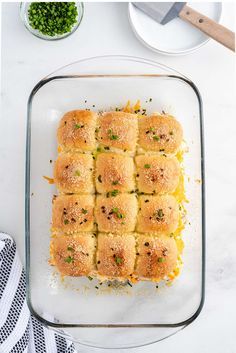 the recipe for homemade rolls is shown on a glass baking dish with text overlay that reads remove the roll and bake an additional 5 minutes until 6 minutes until golden