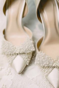 Ivory bridal heels with pearl bows for a glamorous luxury wedding. Luxury Wedding Shoes, Ivory Heels, Wedding Look, Designer Dress, Wedding Looks