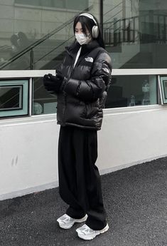 Black Cargo Pants Outfit Korean, Airpods Max Outfit, Aesthetics Outfits, Mode Converse, Winter Aesthetics, Acubi Fashion, Mode Emo, Cute Outfit Ideas, Ideas For Christmas