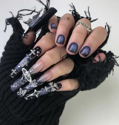 Guitarist Nails Ideas, Guitarist Manicure, Goth Pedicure Ideas, Goth Pedicure, Guitarist Nails, Horror Nails, Art Deco Nails