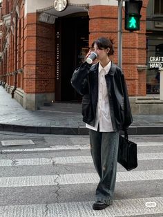 대학생 스타일, 00s Mode, Vest Outfit, Outfit White, Looks Street Style, Tomboy Fashion, White Sweater