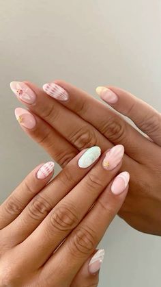 Nail Ideas For Summer Vacation, Vaca Nails 2024, Beachy Pink Nails, Australia Nails Designs, Nails For Beach Trip, Cute Summer Vacation Nails, Subtle Beach Nails, Summer Vacation Nails Almond, Nail Ideas For Vacation Beach