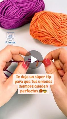 two hands are knitting yarn together with the caption'te dejo un super tip para que tus uniones siempre que que que sequeden perfectas perfectes perfectos