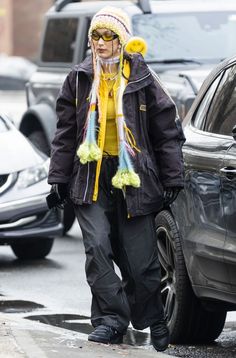 Weird Street Fashion, New York Fits Winter, Bella Hadid Winter Outfits, Bella Hadid Winter, Weird Fashion Aesthetic, Adidas Puffer Jacket, Bella Hadid Outfits, Bella Hadid Style, Set Outfits