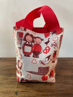 This little bag will quickly be adopted by your child to carry their snack or go to the market to show off! Cotton fabrics with patterns and colors from Alsace (pretzel, stork, Strasbourg cathedral, Jennala & Seppala), matching cotton lining. Dimensions are 16 cm wide x 18 cm high x 5 cm deep The handles measure approximately 23 cms. Strasbourg Cathedral, Insulated Bags, Creation Couture, Lunch Bags, Alsace, Cotton Fabrics, Lunch Bag, Mother’s Day, Accessory Gift