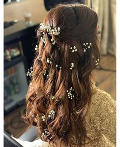 Haldi Hairstyle, Mehndi Hairstyles, Indian Wedding Hairstyles, Flowers In Her Hair, Open Hairstyles, Indian Bridal Hairstyles