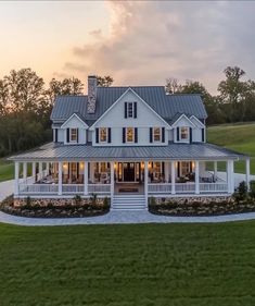 Farmhouse Mansion, Colonial Farmhouse, White Farmhouse, Dream Houses, House Ideas, Dream House, Farmhouse, Home And Garden