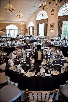 the tables are set with black and white linens for an elegant dinnereon party