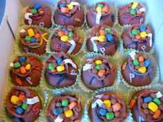 there are many cupcakes that have been decorated to look like thanksgiving turkeys