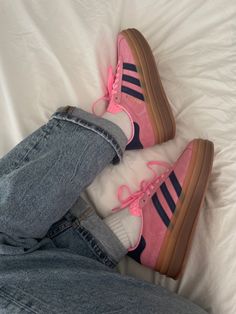 Pink Gazelles, Thrift Style, Adrette Outfits, Sneaker Shop, Shoe Trends, Adidas Spezial