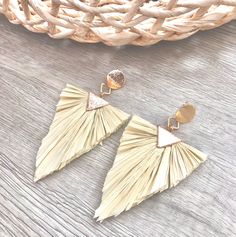 Bring Summer to YOU!! Oversized + BOLD, the Palm Leaf LaLa Earrings will have you glowing with confidence. Best paired with your favorite kimono or summer maxi dress. Everyone will be asking all about your earrings. INGREDIENTS: -gold plated post -eco-friendly fiber made from palm leaves MEASUREMENT: -2 1/4"