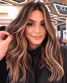 Brunette Carmel Highlight, Light Brown Hair With Caramel Highlights, Light Caramel Balayage, Caramel Hair Colour, Elegant Hair Color, Caramel Highlights On Brown Hair, Curly Hair Color Ideas, Curly Hair Color