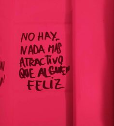 graffiti written on the side of a pink wall next to another sign that says no hay, nada mas attract two que alve feliz